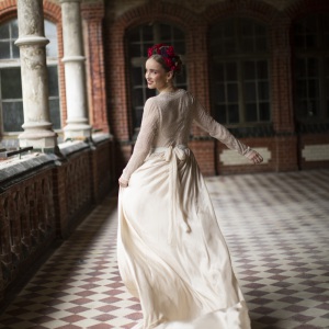 Leila Hafzi fließendes Seidenbrautkleid