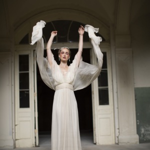 fließendes nachhaltiges Brautkleid